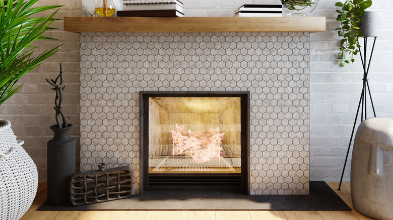 Şömine iç kısımdaki altıgen karolarla kaplıdır.