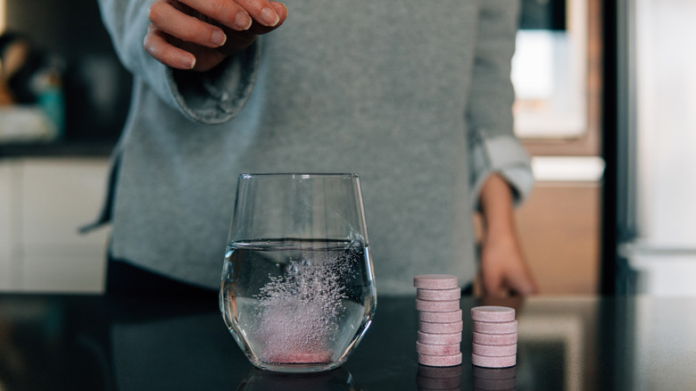 Efervesan pembe bir tabletin suya düşürülmesi