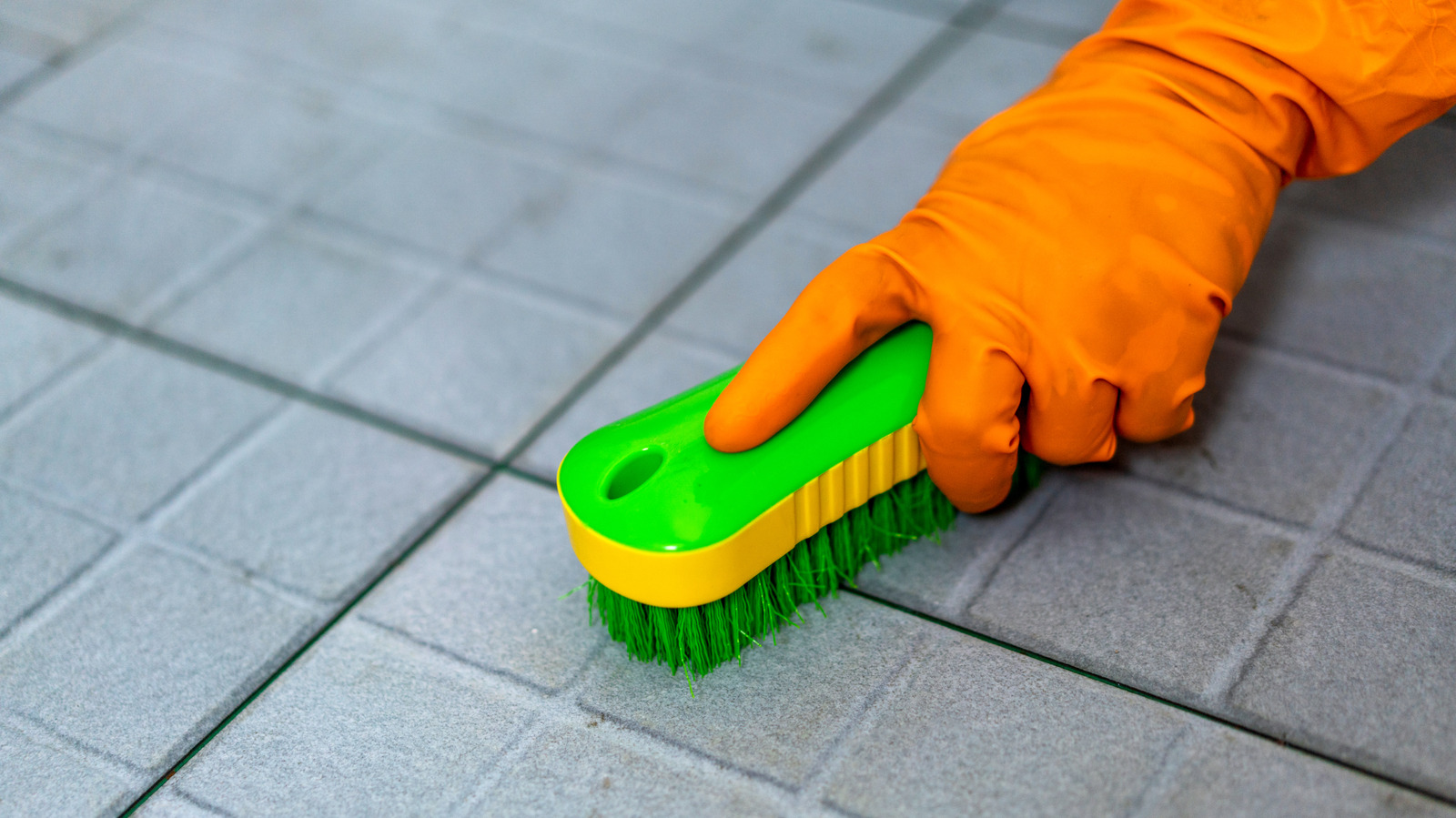 Köpüklü Temiz Kiremit ve Grout'un anahtarı ilaç dolabınızda saklanıyor