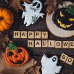 DIY sevimli ve uygun fiyatlı Cadılar Bayramı dekoru bir dolar ağaç kesme tahtası hack