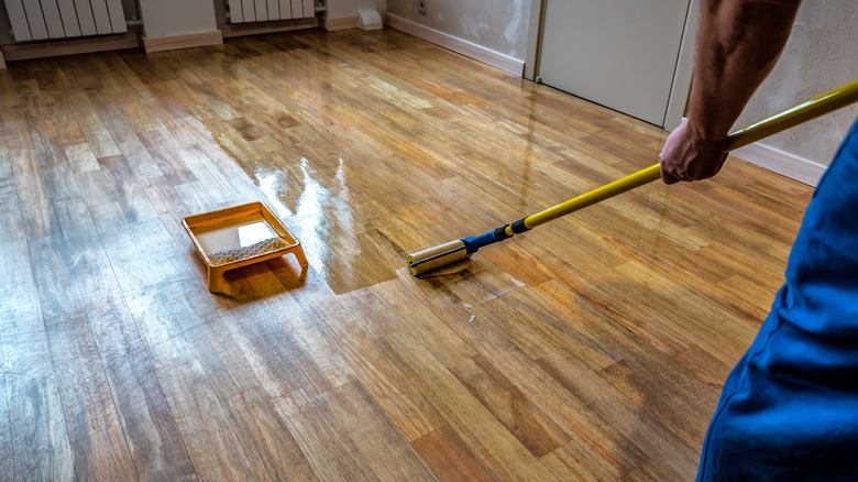 Bir kişiyle parquet zemin yenileme, ahşap zeminleri yırtan bir kişiyle