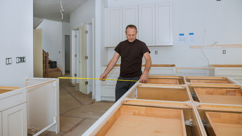 Yüklenici mutfak dolapları ve ada arasındaki mesafe ölçüm