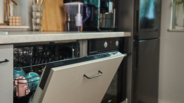 İçinde bulaşıklarla açılan bir bulaşık makinesi