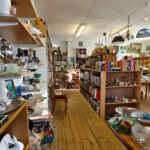 Banyo tezgahlarını, tasarruf mağazalarında yaygın olarak bulunan bir ürünle kırmak ve güzelleştirmek