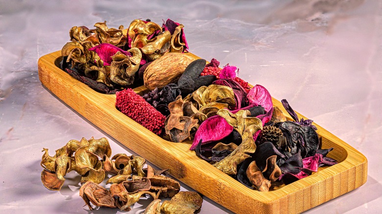 Ahşap bir tepside potpuri