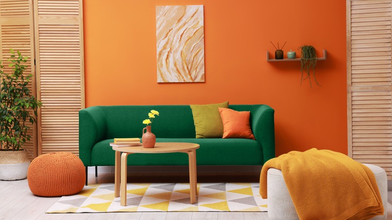 Yeşil aksanlı turuncu oturma odası