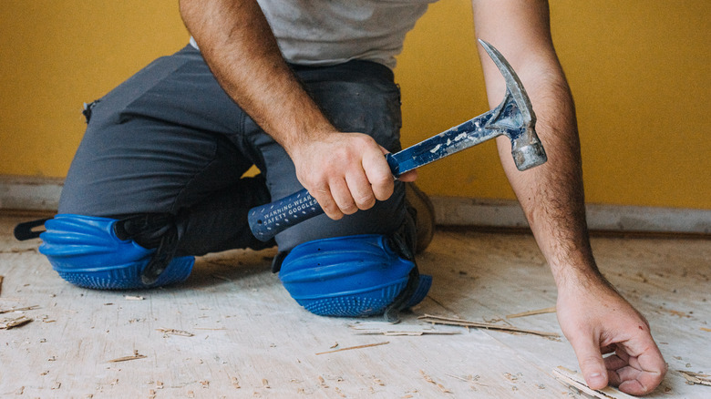 Yerde metal çekiç kullanan kişi