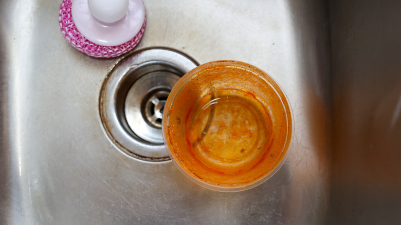 Lavaboda lekeli plastik gıda kabı