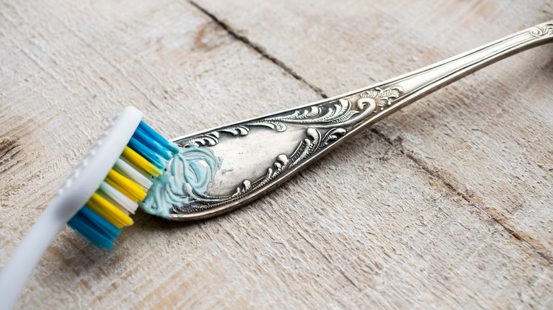 Diş fırçası ve diş macunu parlatma gereçlerinin kapatılması