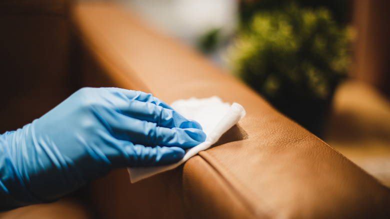 Deri kanepede bez silme