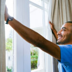 Perdeleri asmak için bütçe dostu dolar ağacı hack (delik açmadan)