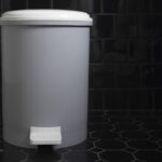 Banyo çöp kutunuzu gizleyin ve şık bir dekor eki ile yüzey alanı ekleyin