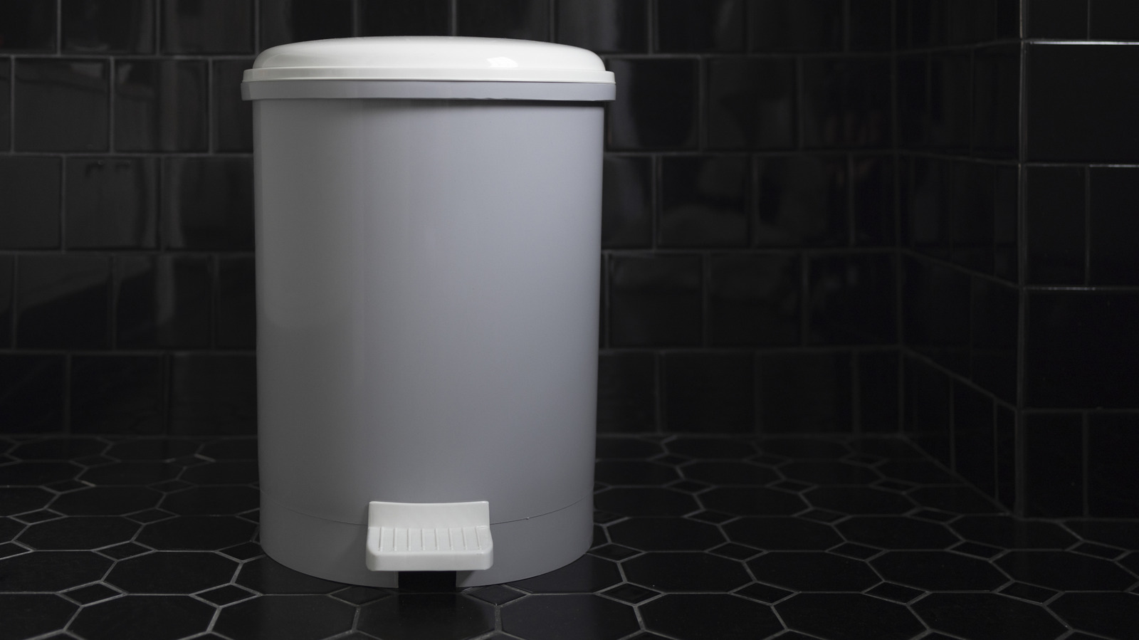Banyo çöp kutunuzu gizleyin ve şık bir dekor eki ile yüzey alanı ekleyin