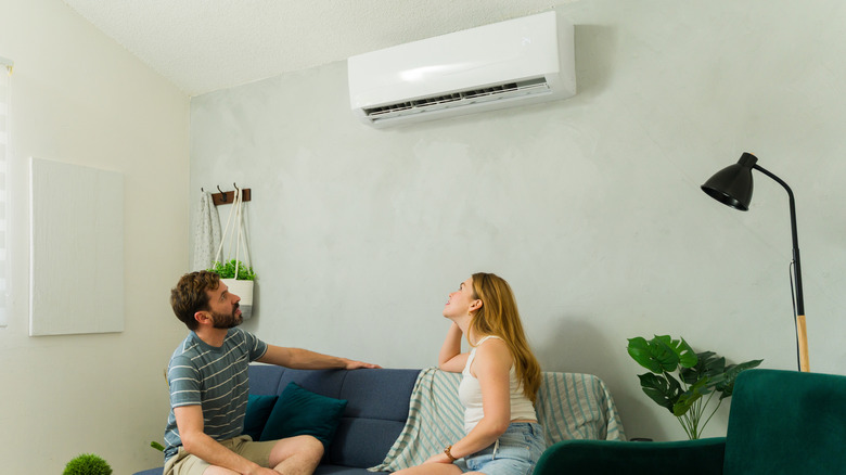 Mini bölünmüş bir ısı pompası sıcak hava veya serin olabilir