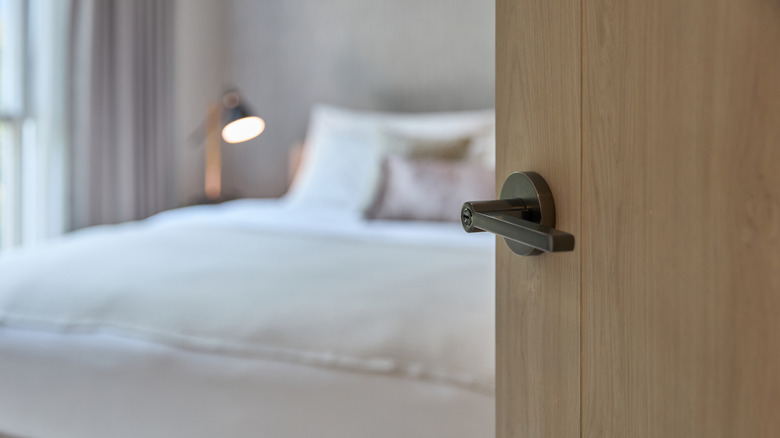 Bir yatak odasına giden bir kapı kolunun yakından.