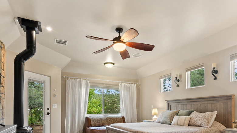 Tavan fanı, odun brülör, yatak, kanepe ve çekmeceli büyük yatak odası.