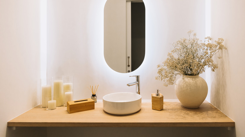 Yuvarlak bir lavaboya sahip modern, minimalist bir banyo vanitesi.