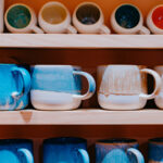 Küçük mutfaklar için mükemmel olan akıllı ve basit kupa depolama çözümü