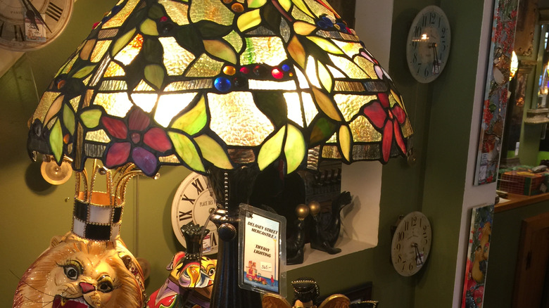 Antika bir mağazada satılık Tiffany tarzı bir lamba.
