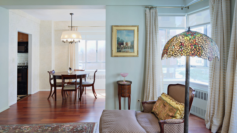 Tiffany lambası ahşap ile ışık odasında