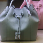 Bir profesyonel organizatörün karmaşık bir alan için yemin ettiği çanta depolama hilesi