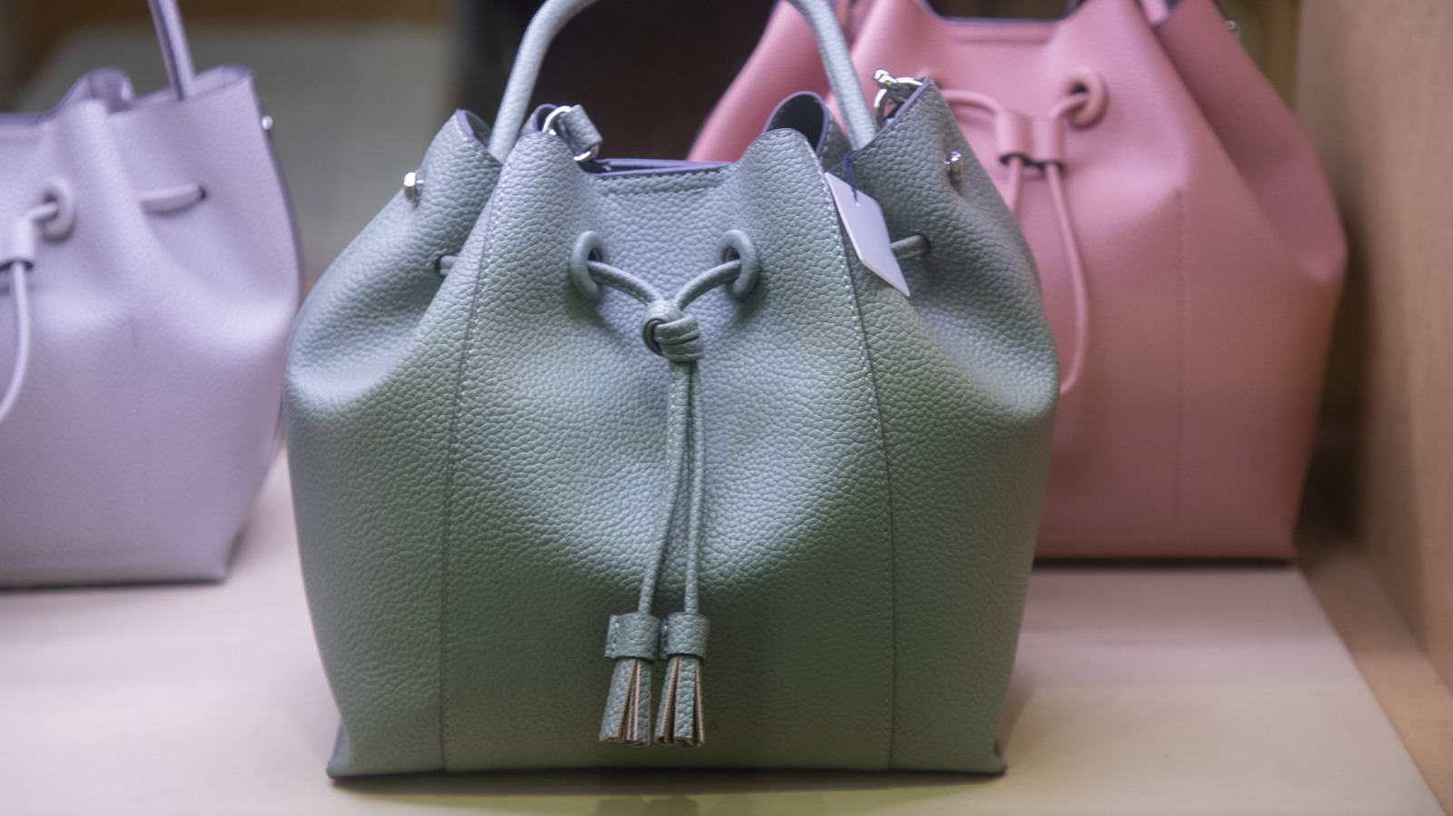 Bir profesyonel organizatörün karmaşık bir alan için yemin ettiği çanta depolama hilesi