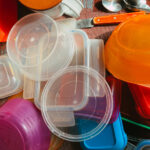 Çok fazla plastik kap? Onları gelişen bir kapalı bitki bahçesine yeniden yerleştirin