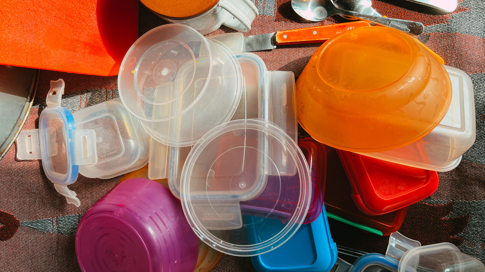 Çok fazla plastik kap? Onları gelişen bir kapalı bitki bahçesine yeniden yerleştirin