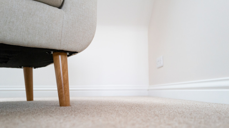 Gri sandalyenin ve bacaklarının yakından manzarası