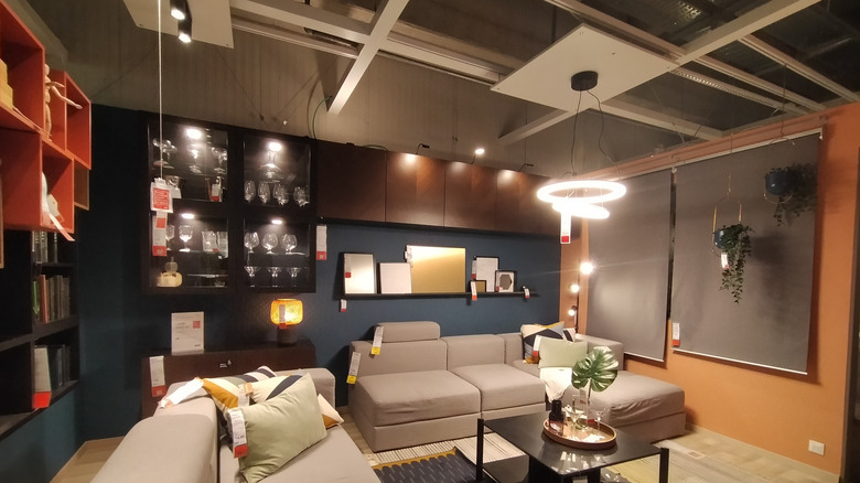 Çok yönlü aydınlatma gösteren IKEA showroom