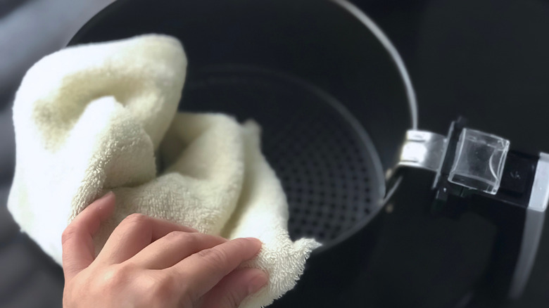 Bir hava fritöz sepetinin temizlenmesi