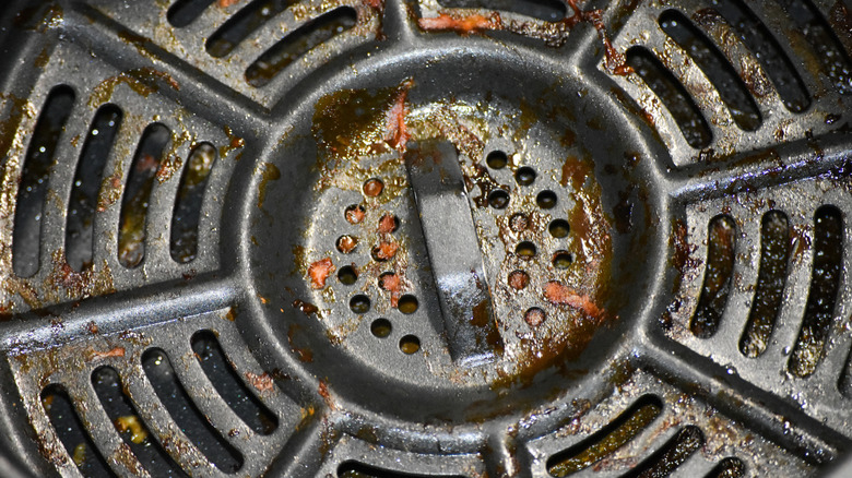 Birikmiş gıda kalıntısına sahip kirli bir hava fritözü