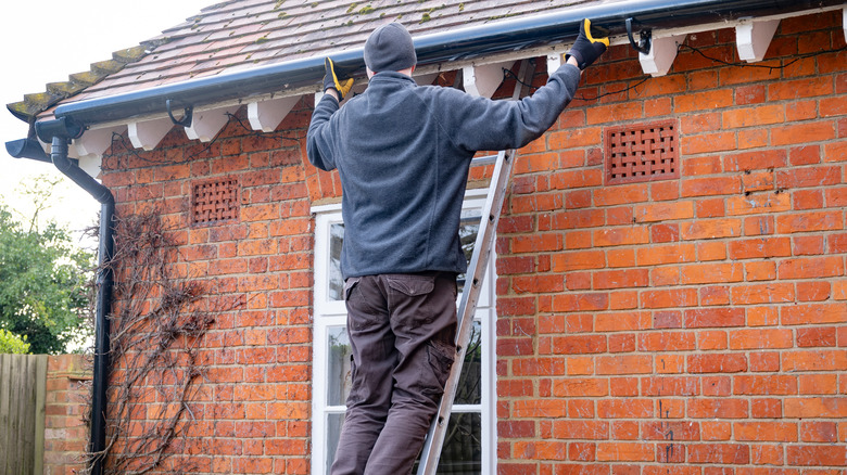 Evinin dışındaki merdivende duran adam