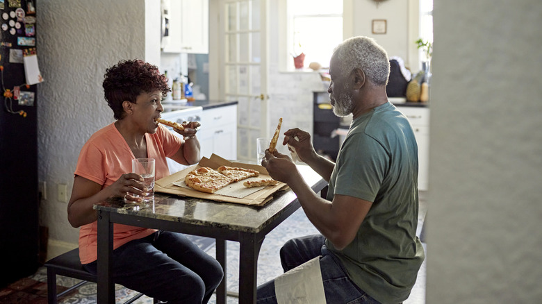 Emekli Çift Kithcne'de yemek yiyen