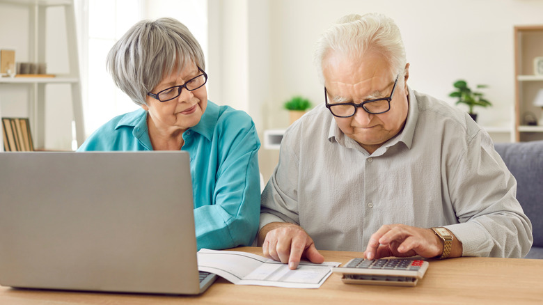 Yemek Masasında Birlikte Bir Çift Tutulma Giderleri