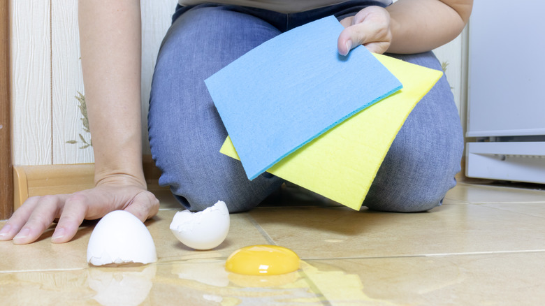 Yumurta karışıklığından temizlemeye hazırlanan kişi