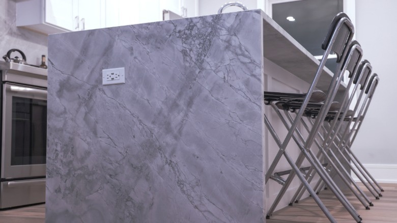 Modern katlanabilir barikatlarla kuvarsit şelale mutfak adası tezgahı