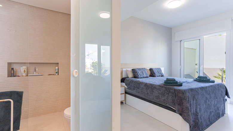 En -suite banyolu beyaz yatak odası