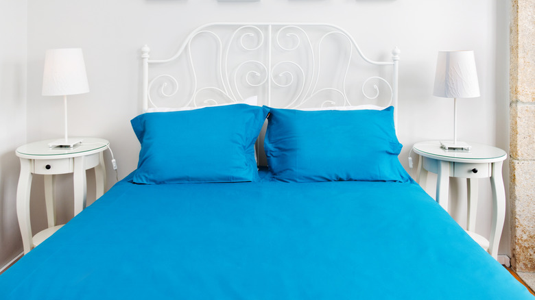 Parlak mavi çarşaflı yatak