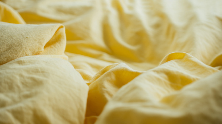 Buruşuk sarı yatak tabloları