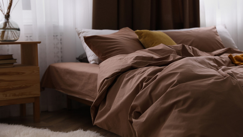 Kahverengi çarşaflı bir yatak