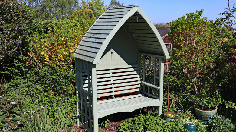 Bahçede küçük yeşil çardak