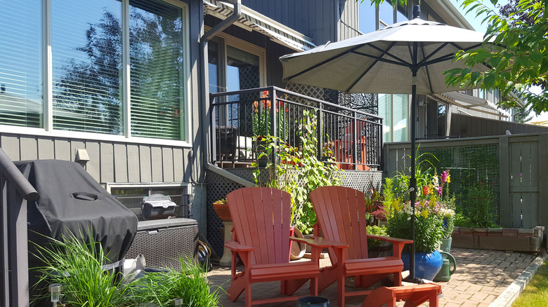 Kırmızı güverte sandalyeleri üzerinde gri şemsiyeler