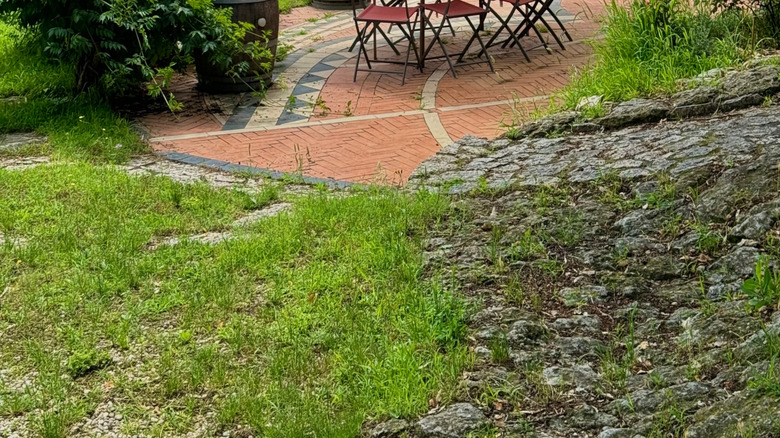 Veranda mobilyaları üzerinde sarı gölge yelken