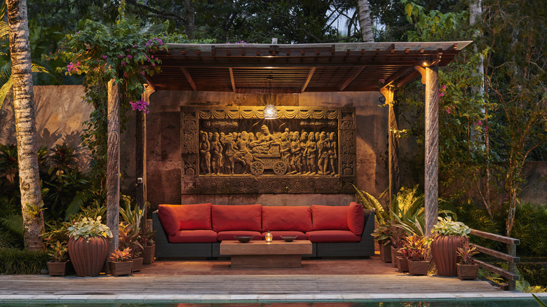 Havuzdan ahşap cabana