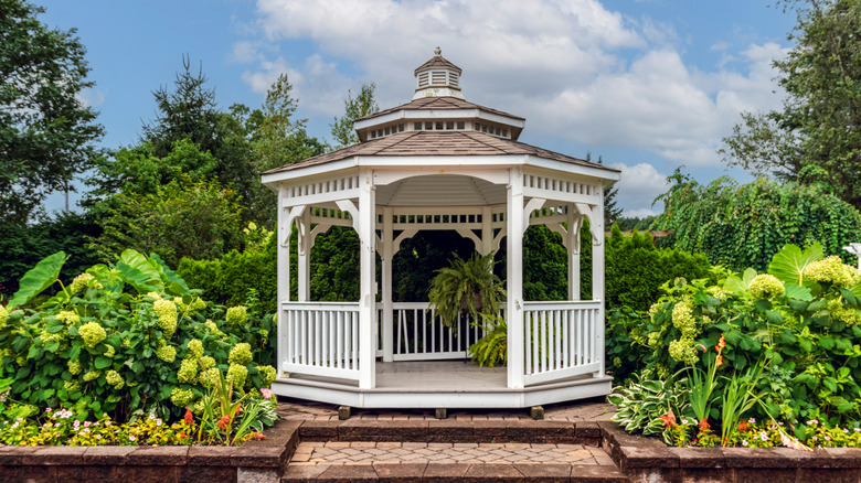 Büyük bahçede beyaz çardak