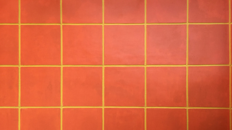 Sarı harçla turuncu karo