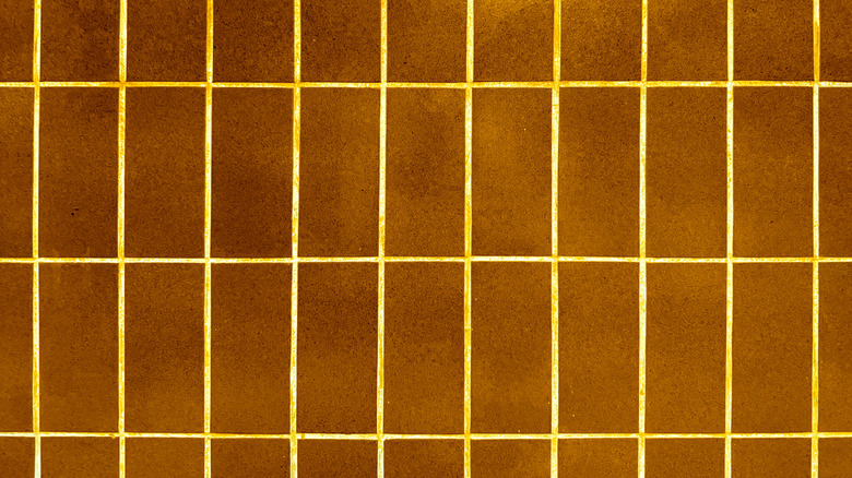 Kahverengi karo ve altın sarısı harç