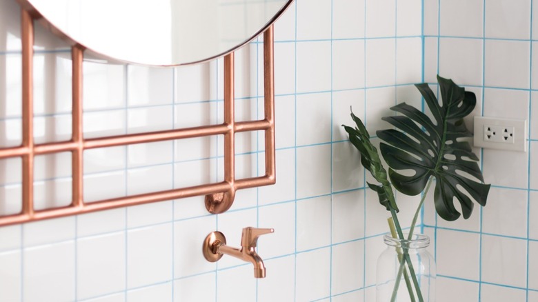 Beyaz karo ve açık mavi harç ile banyo