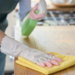 Ne sirke ne de çamaşır suyu: Yüzeyleri yeni gibi parlatmak için sayaç spreyine ne eklenmeli